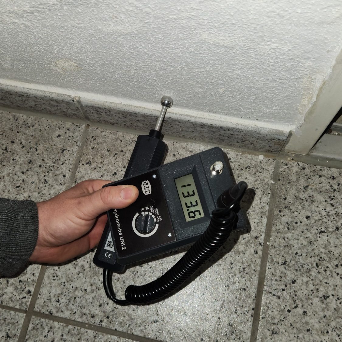 Leckageortung mit Messgerät Feuchtigkeitsmessung an einer Wand mit professionellen Messgeräte.